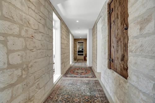 New Luxurious Home With Wine Cellar And Firepit