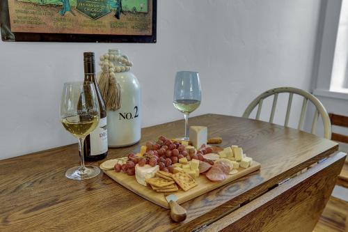 New Luxurious Home With Wine Cellar And Firepit