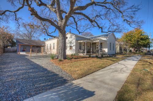 New Luxurious Home With Wine Cellar And Firepit