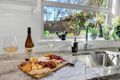 New Luxurious Home With Wine Cellar And Firepit