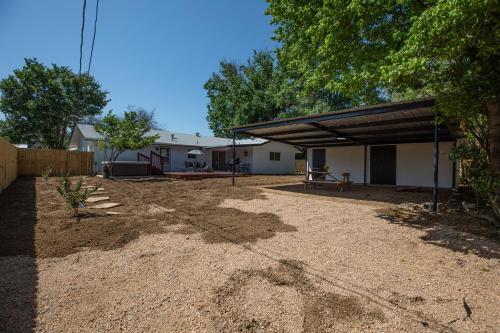 New Charming House With Hot Tub And Grill And Pool Table