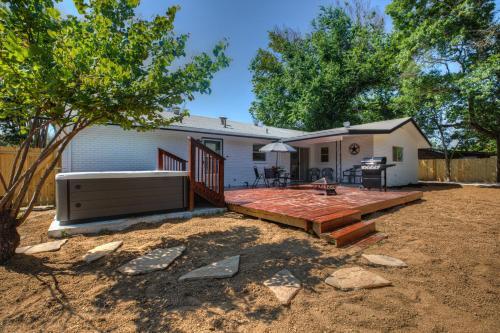 New Charming House With Hot Tub And Grill And Pool Table