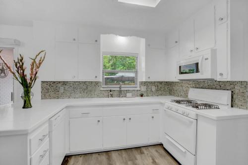 New Charming House With Hot Tub And Grill And Pool Table