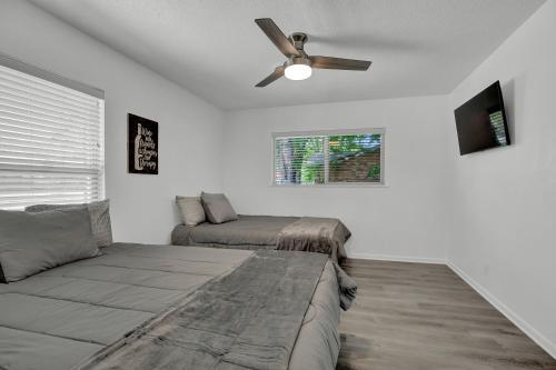 New Charming House With Hot Tub And Grill And Pool Table