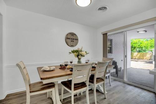 New Charming House With Hot Tub And Grill And Pool Table