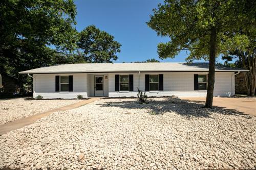 New Charming House With Hot Tub And Grill And Pool Table