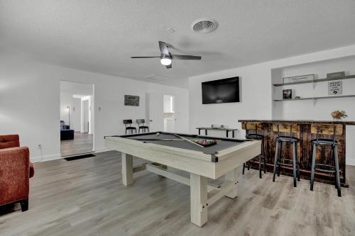 New Charming House With Hot Tub And Grill And Pool Table