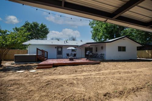 New Charming House With Hot Tub And Grill And Pool Table