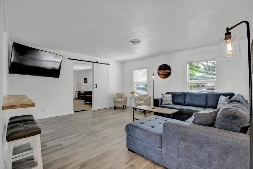 New Charming House With Hot Tub And Grill And Pool Table