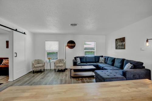 New Charming House With Hot Tub And Grill And Pool Table