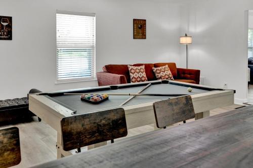 New Charming House With Hot Tub And Grill And Pool Table