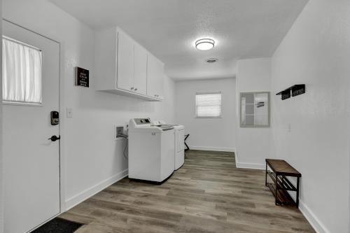 New Charming House With Hot Tub And Grill And Pool Table