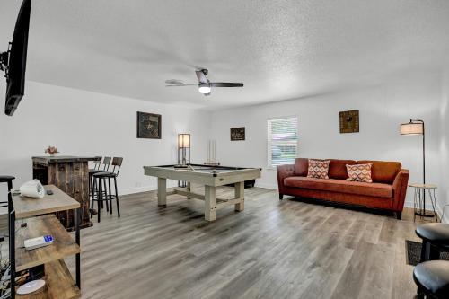 New Charming House With Hot Tub And Grill And Pool Table