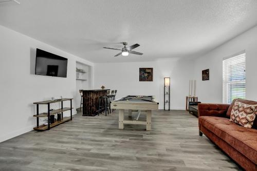 New Charming House With Hot Tub And Grill And Pool Table