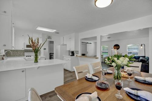 New Charming House With Hot Tub And Grill And Pool Table