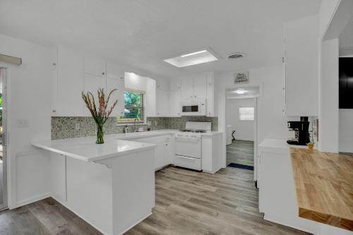 New Charming House With Hot Tub And Grill And Pool Table