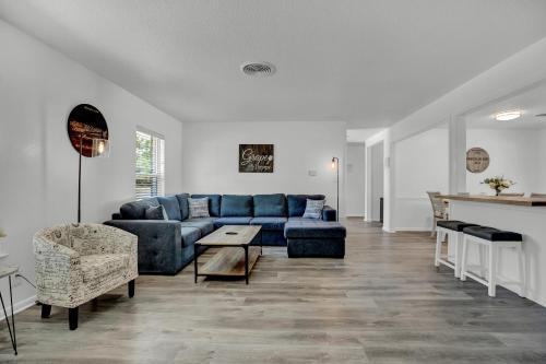 New Charming House With Hot Tub And Grill And Pool Table