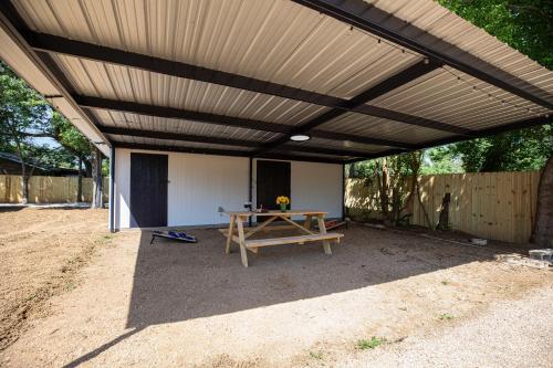 New Charming House With Hot Tub And Grill And Pool Table