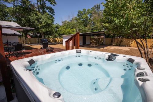 New Charming House With Hot Tub And Grill And Pool Table