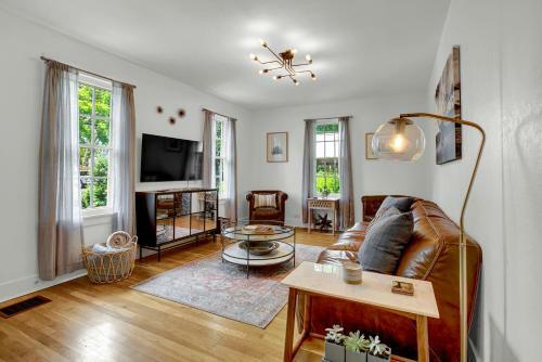 New Gorgeous Home Near Main St With Firepit And Grill