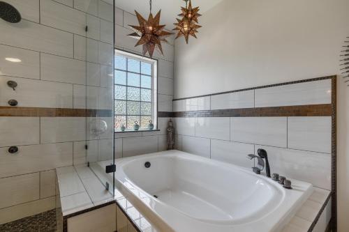 Luxury Studio With Hot Tub And Grill