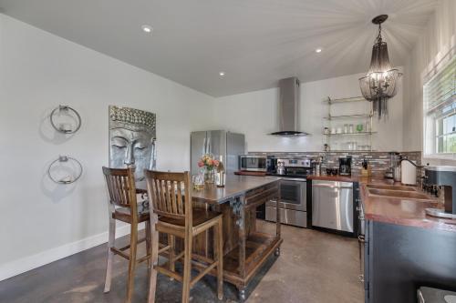 Luxury Studio With Hot Tub And Grill