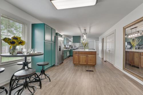 Luxury Haus Near Main St With Pool And Fire Pit