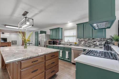 Luxury Haus Near Main St With Pool And Fire Pit