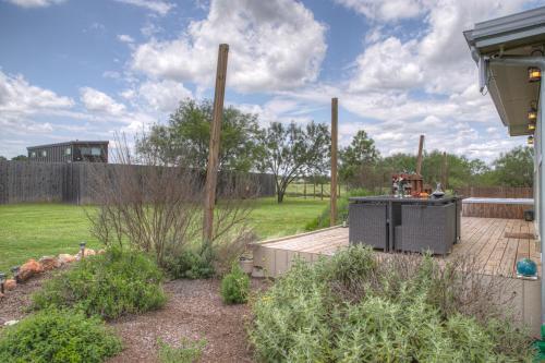 New Gorgeous Home With Hot Tub And Grill