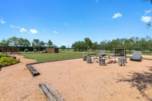 New Gorgeous Home With Hot Tub And Grill