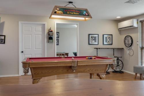 New Gorgeous Home With Hot Tub And Grill