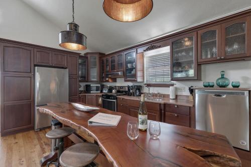 New Gorgeous Home With Hot Tub And Grill