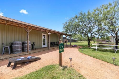 New Gorgeous Home With Hot Tub And Grill