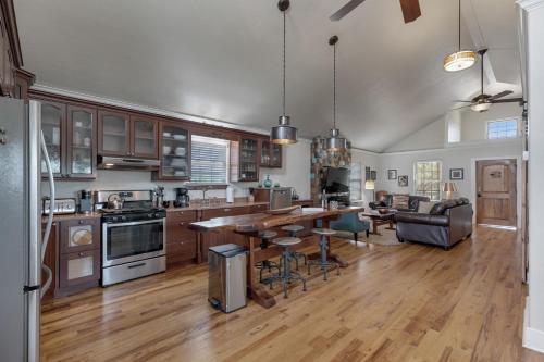 New Gorgeous Home With Hot Tub And Grill