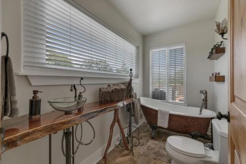 New Gorgeous Home With Hot Tub And Grill