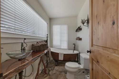 New Gorgeous Home With Hot Tub And Grill