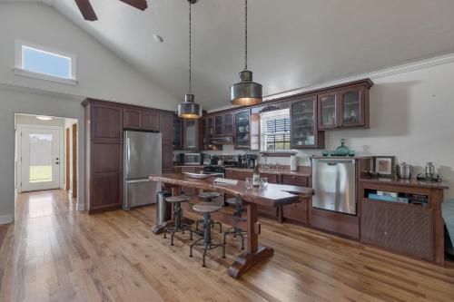 New Gorgeous Home With Hot Tub And Grill
