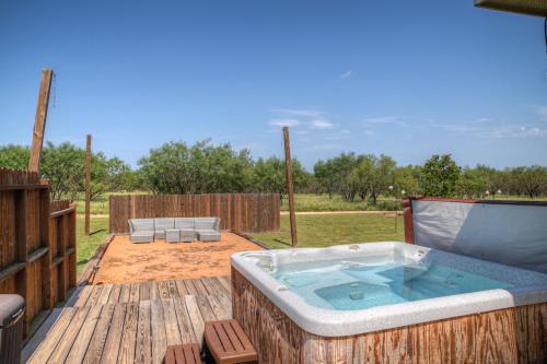 New Gorgeous Home With Hot Tub And Grill