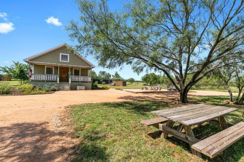 New Gorgeous Home With Hot Tub And Grill