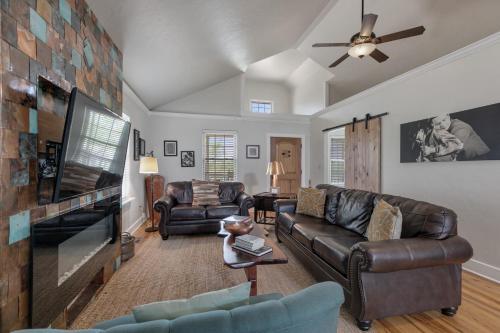 New Gorgeous Home With Hot Tub And Grill