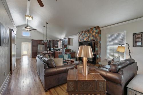 New Gorgeous Home With Hot Tub And Grill