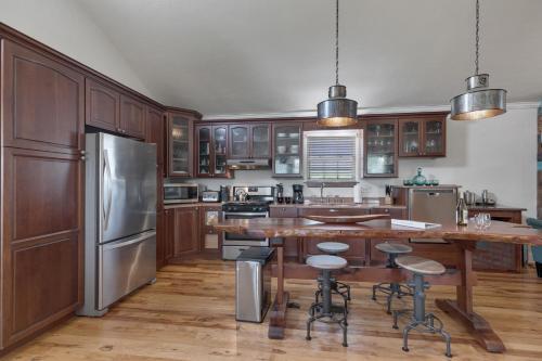 New Gorgeous Home With Hot Tub And Grill