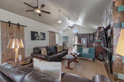 New Gorgeous Home With Hot Tub And Grill