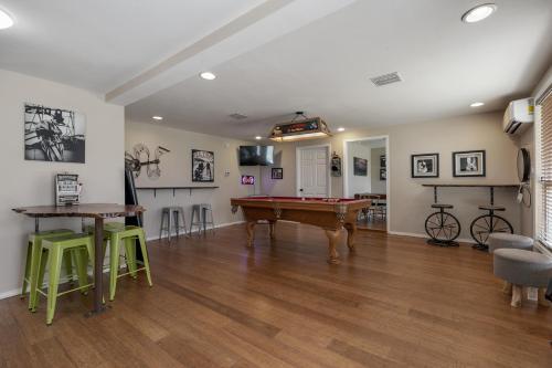 New Gorgeous Home With Hot Tub And Grill