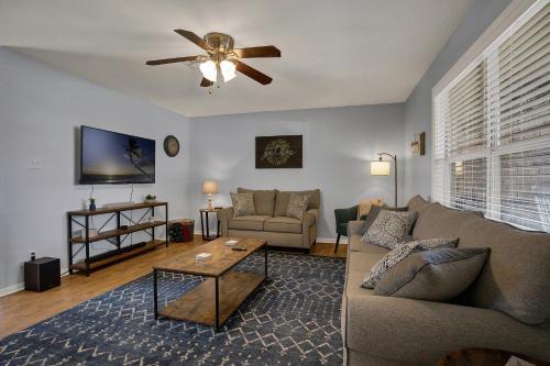 Cozy Haus With Fire Pit - 3 Min Drive To Main St!