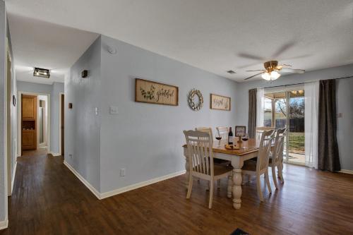 Cozy Haus With Fire Pit - 3 Min Drive To Main St!