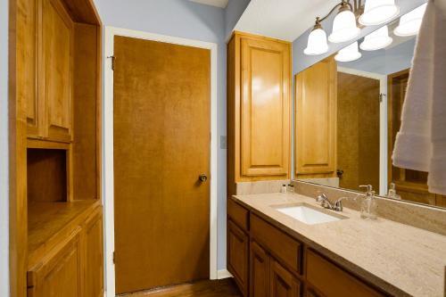 Cozy Haus With Fire Pit - 3 Min Drive To Main St!