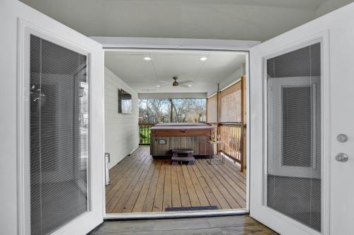 Luxury Home 1 Block To Main With Hottub