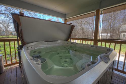 Luxury Home 1 Block To Main With Hottub