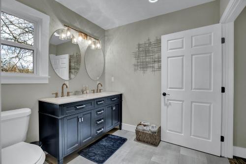 Luxury Home 1 Block To Main With Hottub